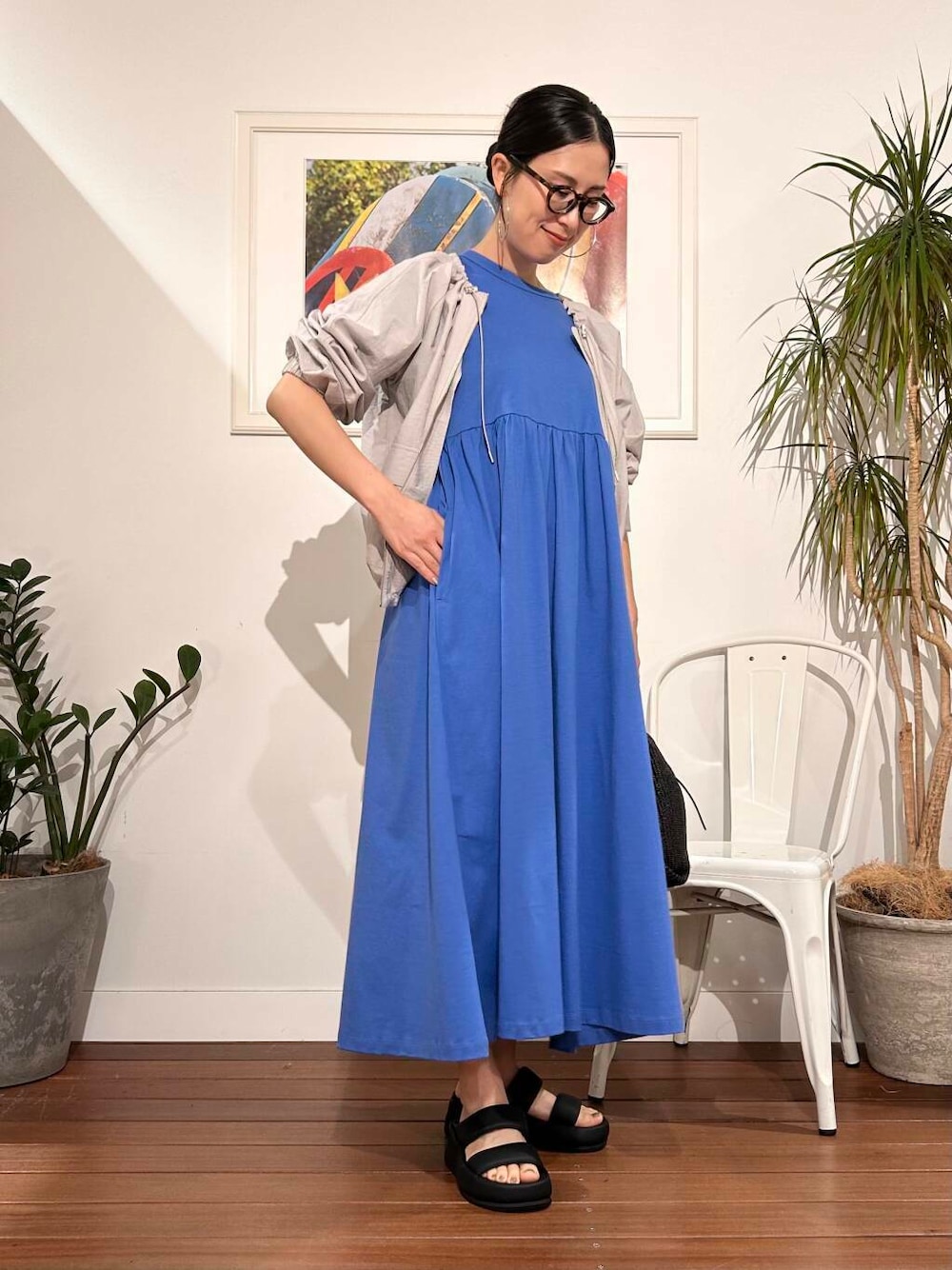 「シンプル、大人カジュアル、ママコーデ、アラフォーコーデ、楽ちん、30代コーデ、高身長、アラフォー、イエベ、骨格ナチュラル、ママの体型カバー_骨盤、ママの体型カバー、初夏のお出掛けコーデ、イエベ×骨格ナチュラル」｜「URBAN RESEARCH Sonny Labelのノーカラーギャザーブルゾン（ブルゾン、グレー系）」を使った、横内さん（レディース・164cm）の春コーディネートの1枚目の写真