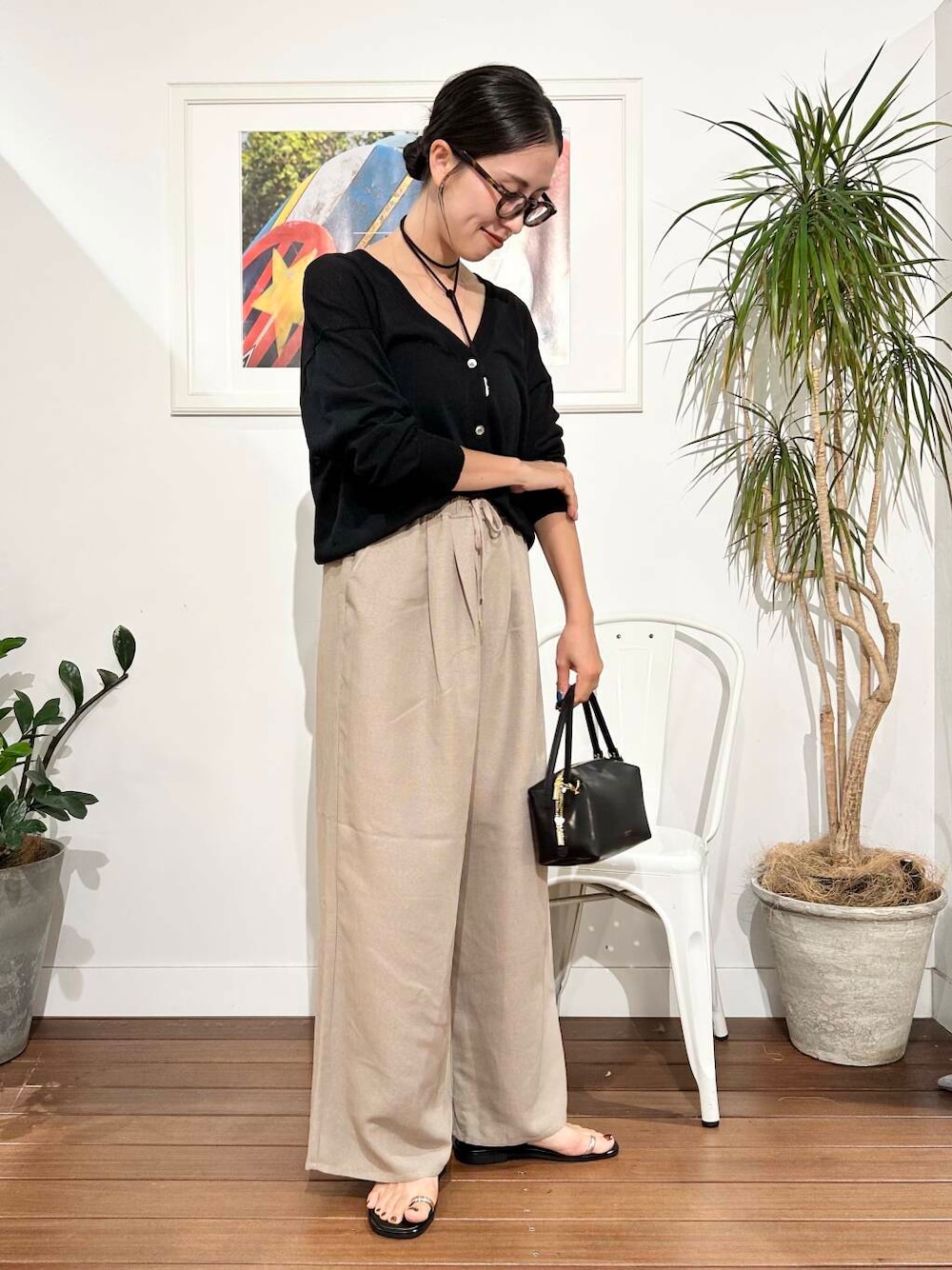 「ママコーデ、アラフォーコーデ、30代、40代、旅行コーデ、アラフォー、骨格ナチュラル、暑い、ナチュラル×高身長、夏の快適通勤コーデ、ナチュラル×きれいめ」｜「VIOLAd'OROのVIOLAd’ORO　VOGUE V-1566（ハンドバッグ、ブラック系）」を使った、横内さん（レディース・164cm）の夏コーディネートの1枚目の写真