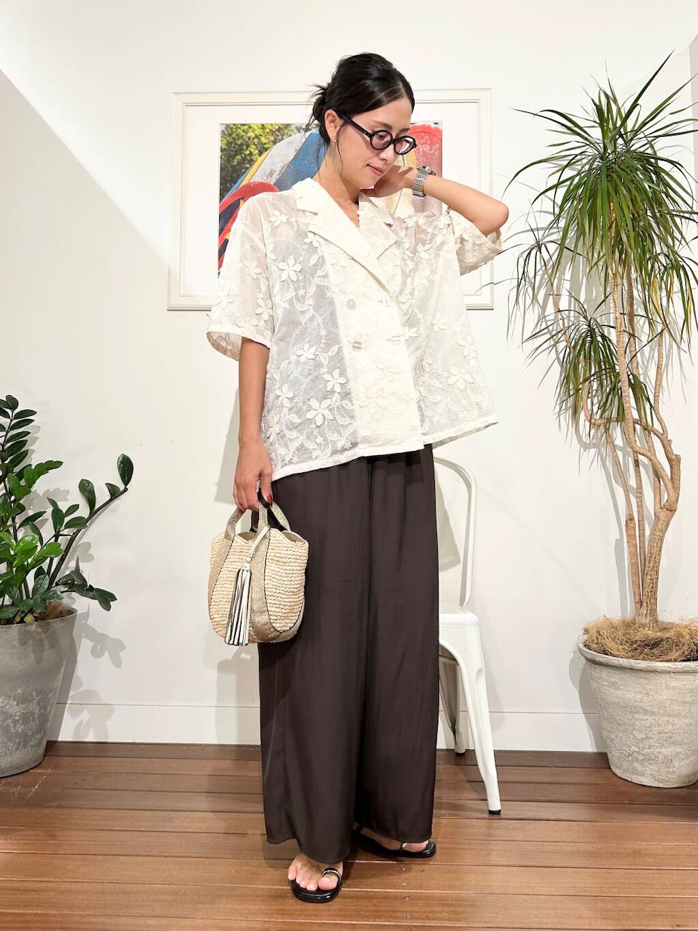 ゴールド系のかごバッグ、ブラウン系のその他パンツを着用したレディースの夏コーディネートの1枚目の写真