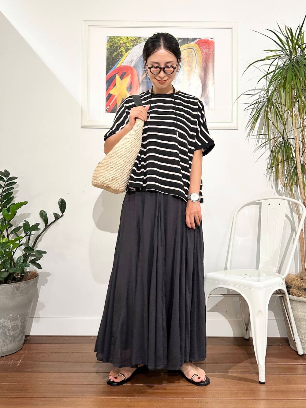 「モノトーン、ママコーデ、夏コーデ、30代、お出かけコーデ、旅行コーデ、骨格ナチュラル、暑い、帰省コーデ、ナチュラル×きれいめ、カジュアル派のtシャツコーデ、私が選ぶセールアイテム25ss」｜「URBAN RESEARCH Sonny LabelのVIOLAd’ORO　SANDRO V-8698（ショルダーバッグ、ベージュ系）」を使った、横内さん（レディース・164cm）の夏コーディネートの1枚目の写真