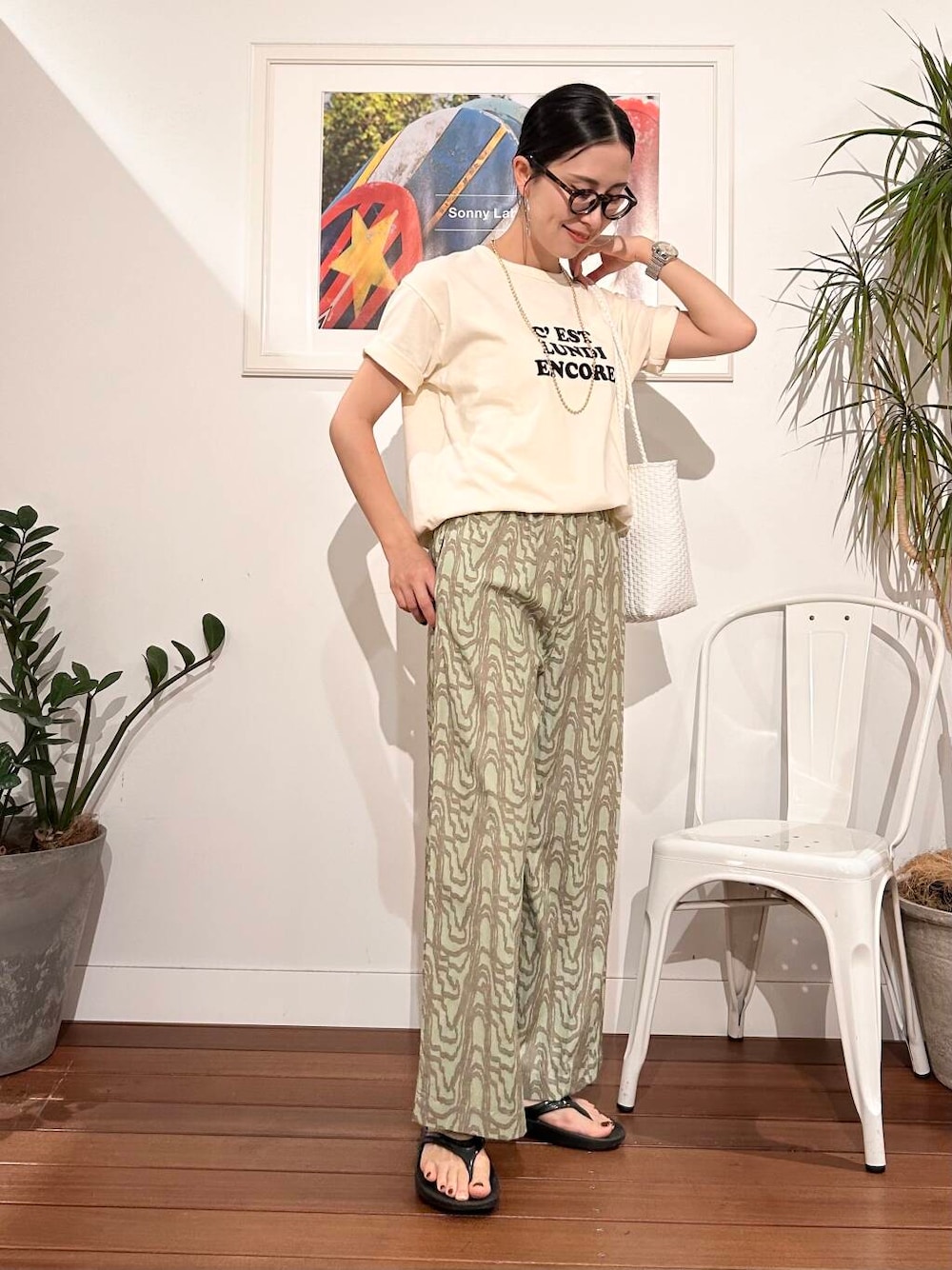 「大人カジュアル、ママコーデ、アラフォーコーデ、30代、サンダルコーデ、楽ちん、30代コーデ、高身長、アラフォー、イエベ、骨格ナチュラル、ママの体型カバー_骨盤、ママの体型カバー、ナチュラル×高身長、イエベ×骨格ナチュラル」｜「OOFOSのOOFOS　Oolala（サンダル、ブラック系）」を使った、横内さん（レディース・164cm）の春コーディネートの1枚目の写真