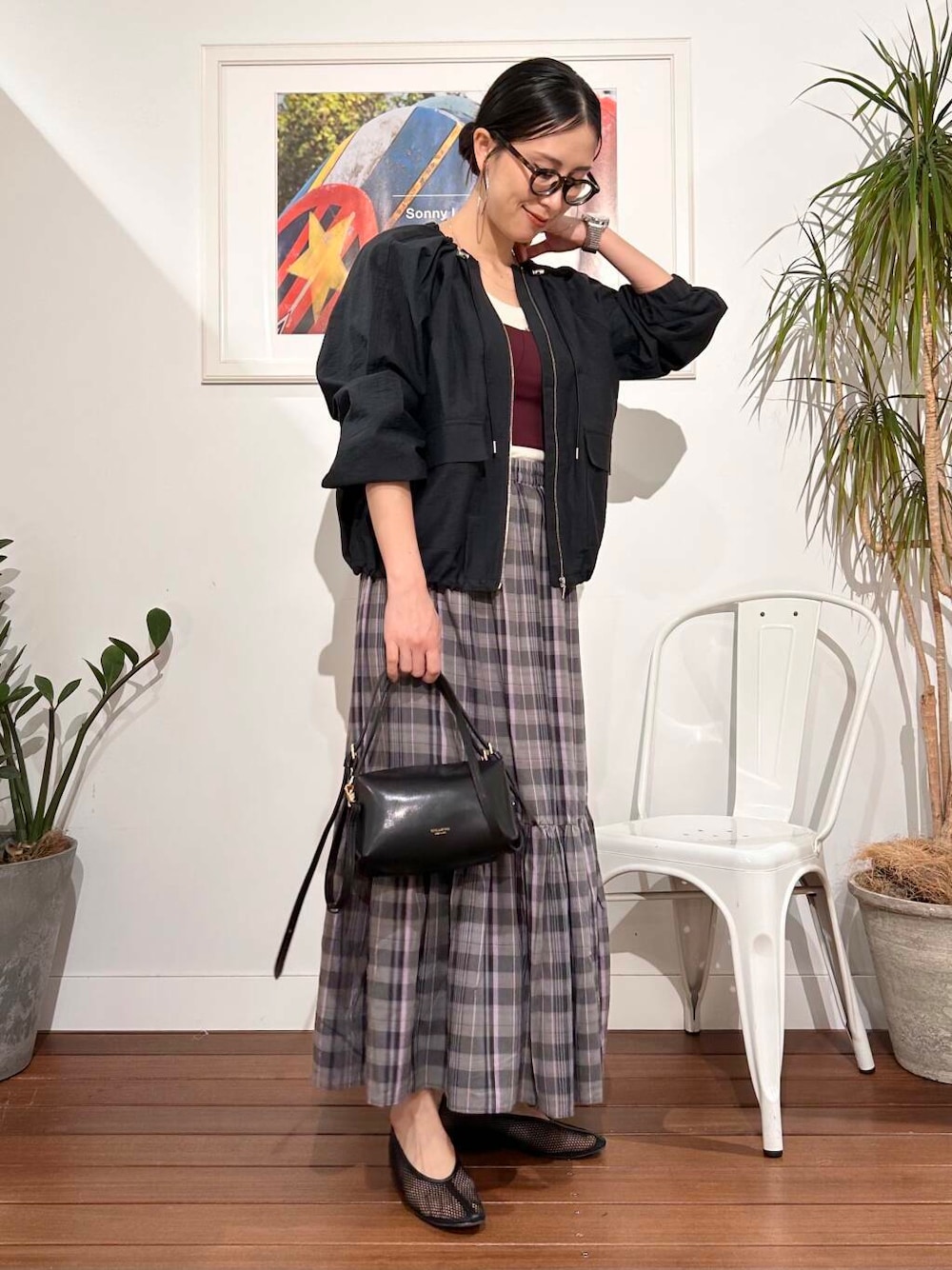 「シンプル、大人カジュアル、ママコーデ、アラフォーコーデ、楽ちん、30代コーデ、高身長、アラフォー、イエベ、骨格ナチュラル、ママの体型カバー_骨盤、ママの体型カバー、イエベ×骨格ナチュラル、春のジャケットコーデ」｜「URBAN RESEARCHのambiguous　Stretch Bustier（チューブトップ、レッド系）」を使った、横内さん（レディース・164cm）の春コーディネートの1枚目の写真