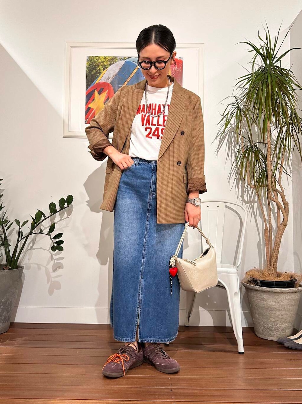 「大人カジュアル、ママコーデ、アラフォーコーデ、楽ちん、30代コーデ、高身長、アラフォー、イエベ、骨格ナチュラル、ママの体型カバー_骨盤、ママの体型カバー、ナチュラル×イエベ春、春のジャケットスタイル、イエベ×骨格ナチュラル」｜「URBAN RESEARCH Sonny LabelのAラインデニムスカート（デニムスカート、ブルー系）」を使った、横内さん（レディース・164cm）の春コーディネートの1枚目の写真