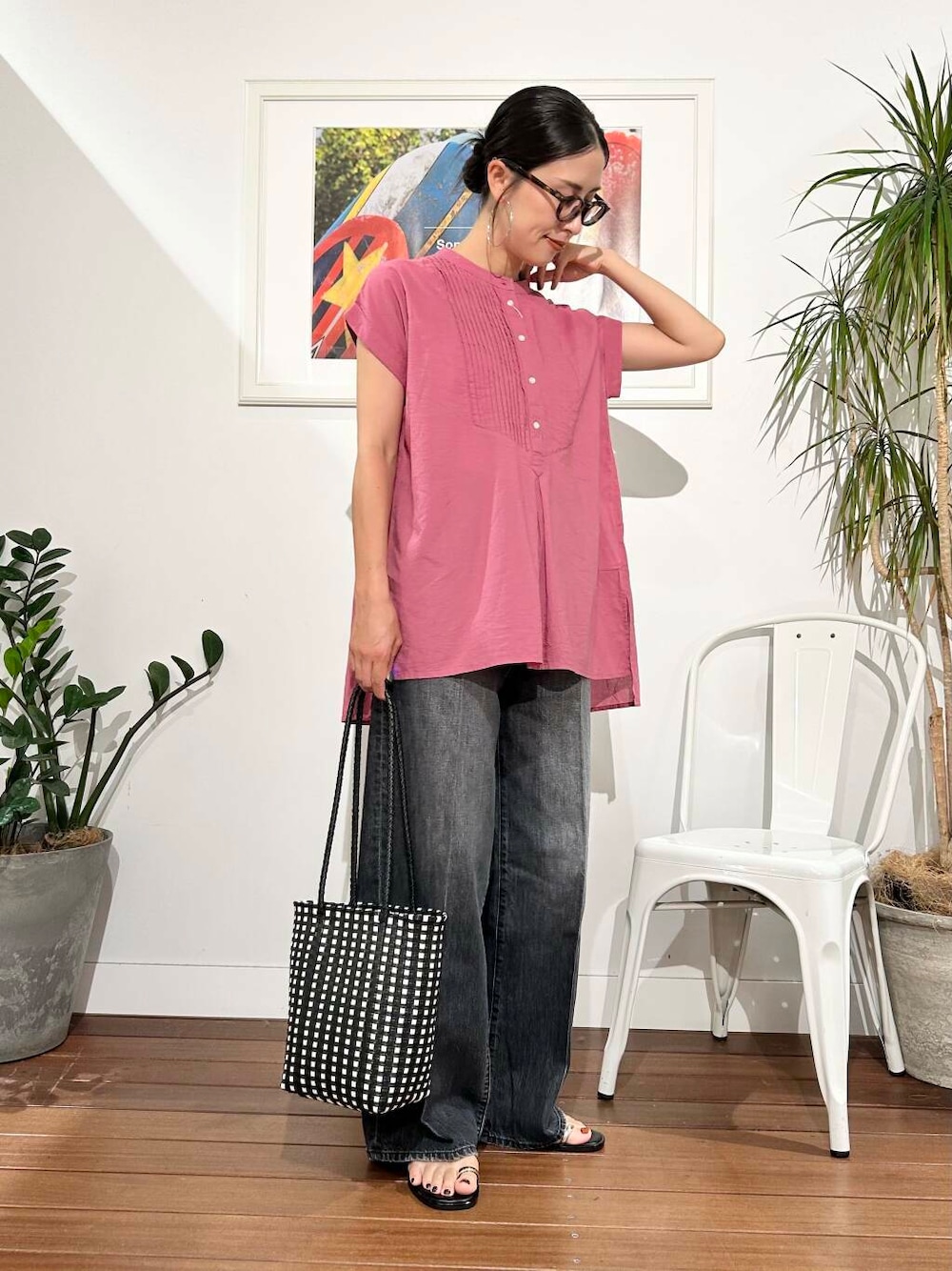 ブラック系のデニムパンツ、ピンク系のTシャツ/カットソー、ブラック系のトートバッグを着用したレディースの夏コーディネートの1枚目の写真