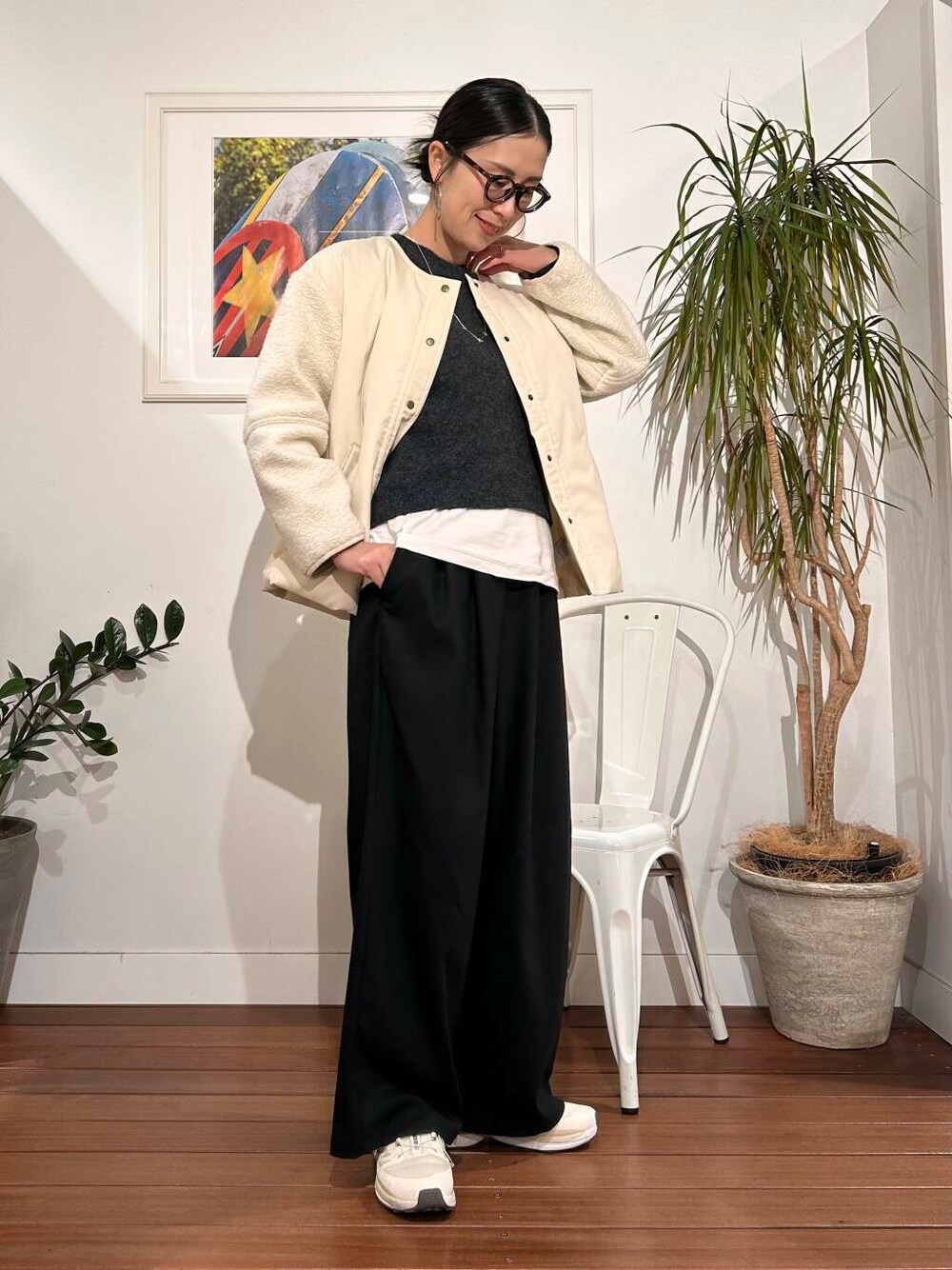 ブラック系のその他パンツ、ホワイト系のブルゾンを着用したレディースの冬コーディネートの1枚目の写真