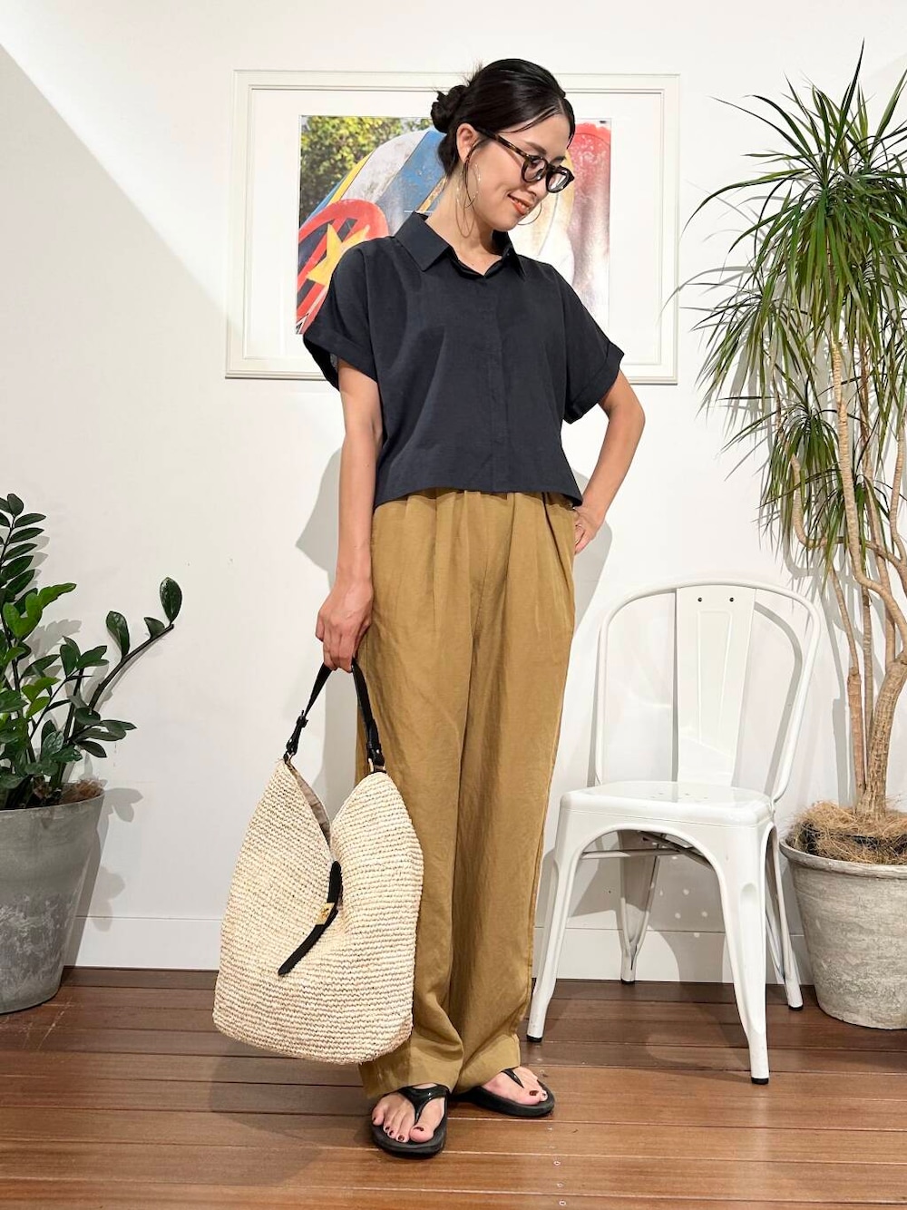 「ママコーデ、ナチュラル、夏コーデ、30代、お出かけコーデ、旅行コーデ、骨格ナチュラル、暑い、帰省コーデ、シャツが主役の夏コーデ、ナチュラル×きれいめ、私が選ぶセールアイテム25ss」｜「URBAN RESEARCH Sonny LabelのVIOLAd’ORO　SANDRO V-8698（ショルダーバッグ、ベージュ系）」を使った、横内さん（レディース・164cm）の夏コーディネートの1枚目の写真