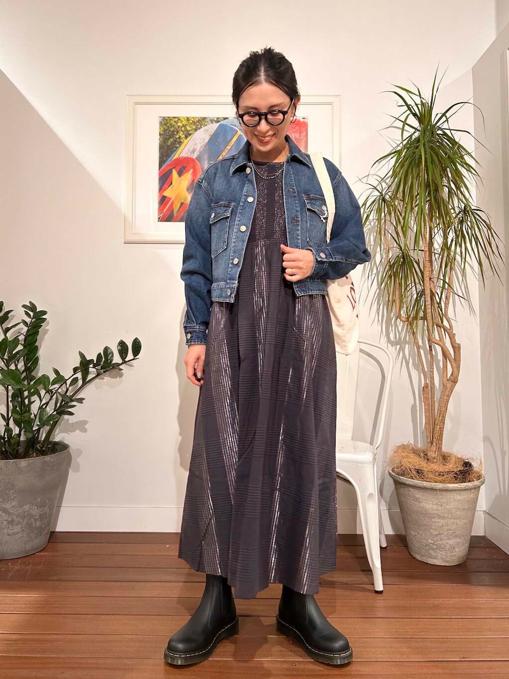 「シンプル、大人カジュアル、デニム、ママコーデ、シンプルコーデ、アラフォーコーデ、楽ちん、30代コーデ、高身長、アラフォー、イエベ、骨格ナチュラル、ママの体型カバー_骨盤、ママの体型カバー、私の推しデニムスタイル」｜「Dr. MartensのDr.Martens　チェルシーブーツ（ブーツ、ブラック系）」を使った、横内さん（レディース・164cm）の冬コーディネートの1枚目の写真