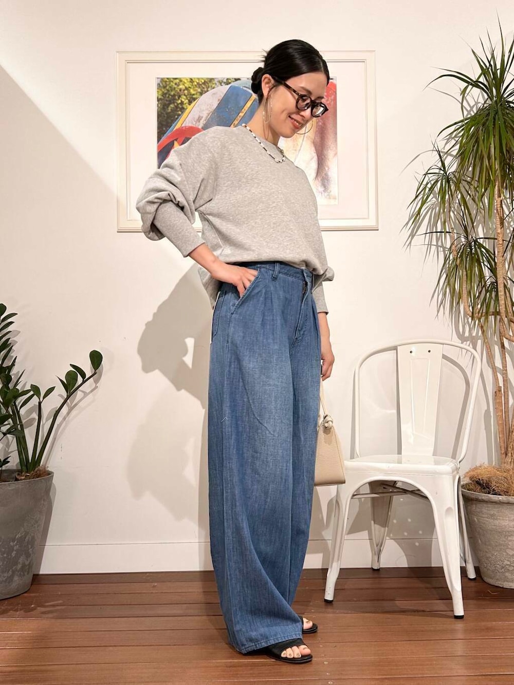 「シンプル、大人カジュアル、ママコーデ、アラフォーコーデ、楽ちん、30代コーデ、高身長、アラフォー、イエベ、骨格ナチュラル、ママの体型カバー_骨盤、ママの体型カバー、初夏のお出掛けコーデ、イエベ×骨格ナチュラル」｜「AULENTTIのAULENTTI　2WAYショルダーバッグ（ショルダーバッグ、ホワイト系）」を使った、横内さん（レディース・164cm）の春コーディネートの1枚目の写真