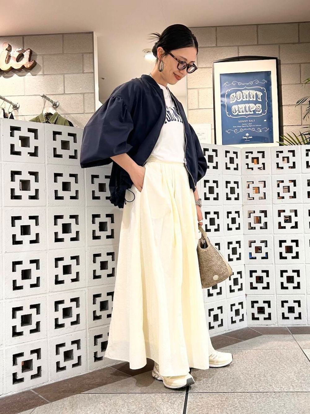 「シンプル、大人カジュアル、ママコーデ、アラフォーコーデ、楽ちん、30代コーデ、高身長、アラフォー、イエベ、骨格ナチュラル、ママの体型カバー_骨盤、ママの体型カバー、イエベ×骨格ナチュラル、春のジャケットコーデ」｜「URBAN RESEARCH Sonny Labelの『UR TECH』ボリュームスリーブブルゾン（ブルゾン、ブルー系）」を使った、横内さん（レディース・164cm）の春コーディネートの1枚目の写真