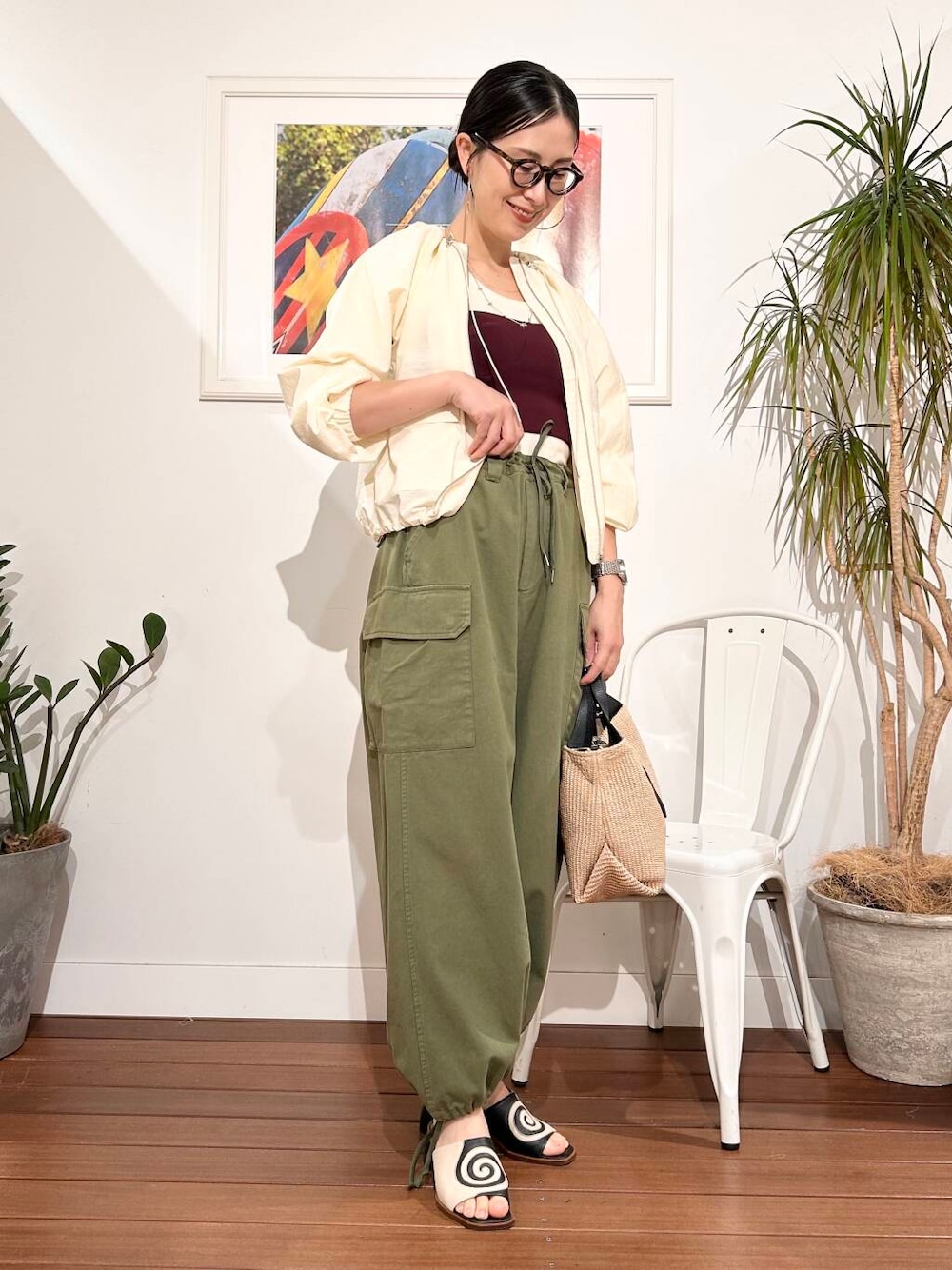 「シンプル、大人カジュアル、ママコーデ、アラフォーコーデ、楽ちん、30代コーデ、高身長、アラフォー、イエベ、骨格ナチュラル、ママの体型カバー_骨盤、ママの体型カバー、イエベ×骨格ナチュラル、春のジャケットコーデ」｜「URBAN RESEARCHのambiguous　Stretch Bustier（チューブトップ、レッド系）」を使った、横内さん（レディース・164cm）の春コーディネートの1枚目の写真
