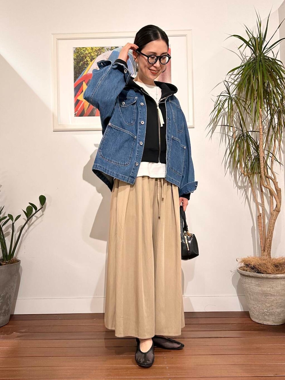 「シンプル、大人カジュアル、ママコーデ、アラフォーコーデ、楽ちん、30代コーデ、高身長、アラフォー、イエベ、骨格ナチュラル、ママの体型カバー_骨盤、ママの体型カバー、イエベ×骨格ナチュラル、春のジャケットコーデ」｜「VIOLAd'OROのVIOLAd’ORO　VOGUE V-1566（ハンドバッグ、ブラック系）」を使った、横内さん（レディース・164cm）の春コーディネートの1枚目の写真