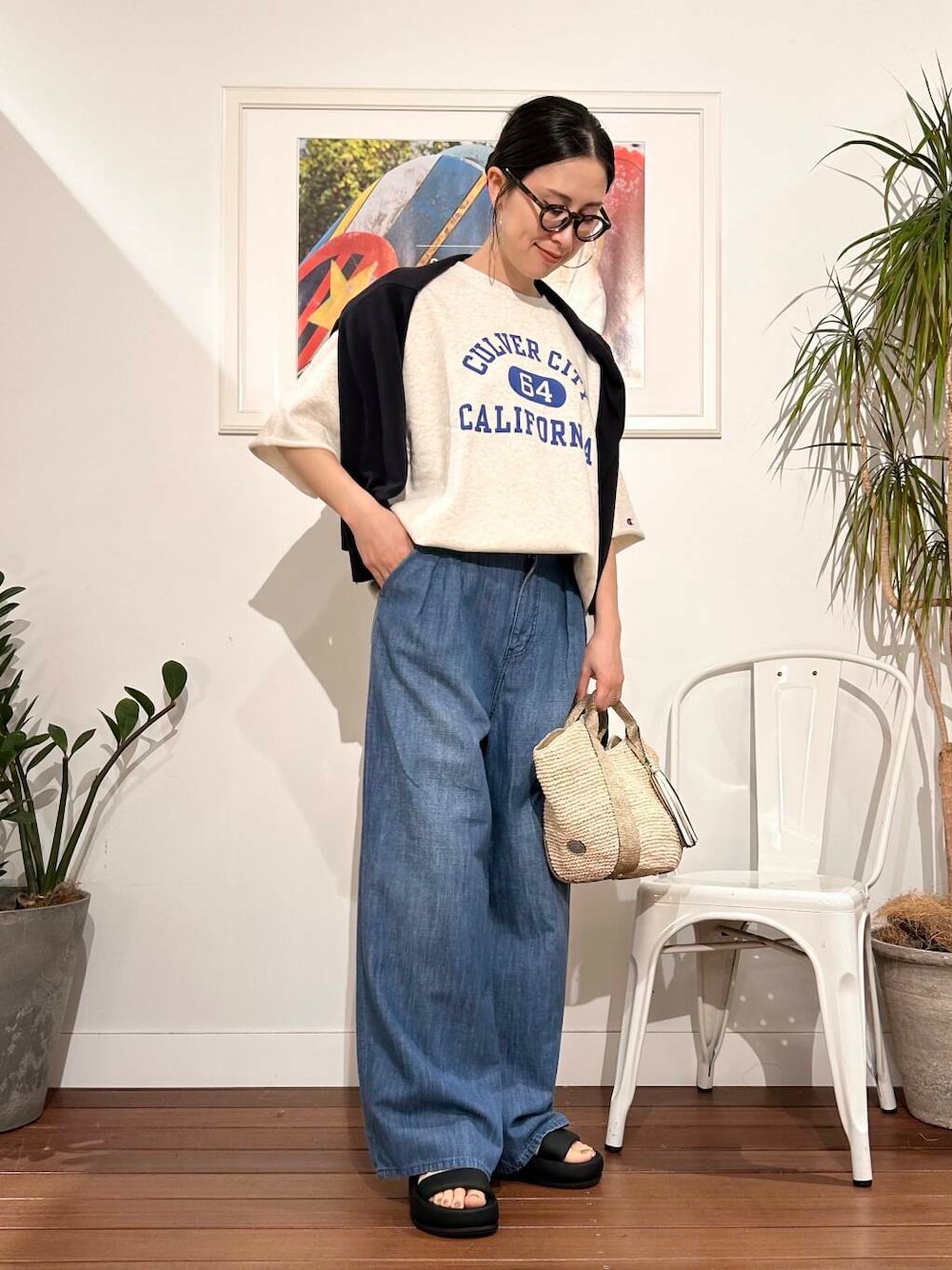 「シンプル、大人カジュアル、ママコーデ、アラフォーコーデ、楽ちん、30代コーデ、高身長、アラフォー、イエベ、骨格ナチュラル、ママの体型カバー_骨盤、ママの体型カバー、初夏のお出掛けコーデ、イエベ×骨格ナチュラル」｜「VIOLAd'OROのVIOLAd’ORO　SANDRO V-8087（かごバッグ、ゴールド系）」を使った、横内さん（レディース・164cm）の春コーディネートの1枚目の写真