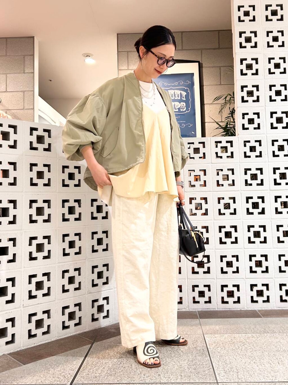 「シンプル、大人カジュアル、ママコーデ、アラフォーコーデ、楽ちん、30代コーデ、高身長、アラフォー、イエベ、骨格ナチュラル、ママの体型カバー_骨盤、ママの体型カバー、春アウターコーデ、イエベ×骨格ナチュラル」｜「VIOLAd'OROのVIOLAd’ORO　VOGUE V-1566（ハンドバッグ、ブラック系）」を使った、横内さん（レディース・164cm）の春コーディネートの1枚目の写真