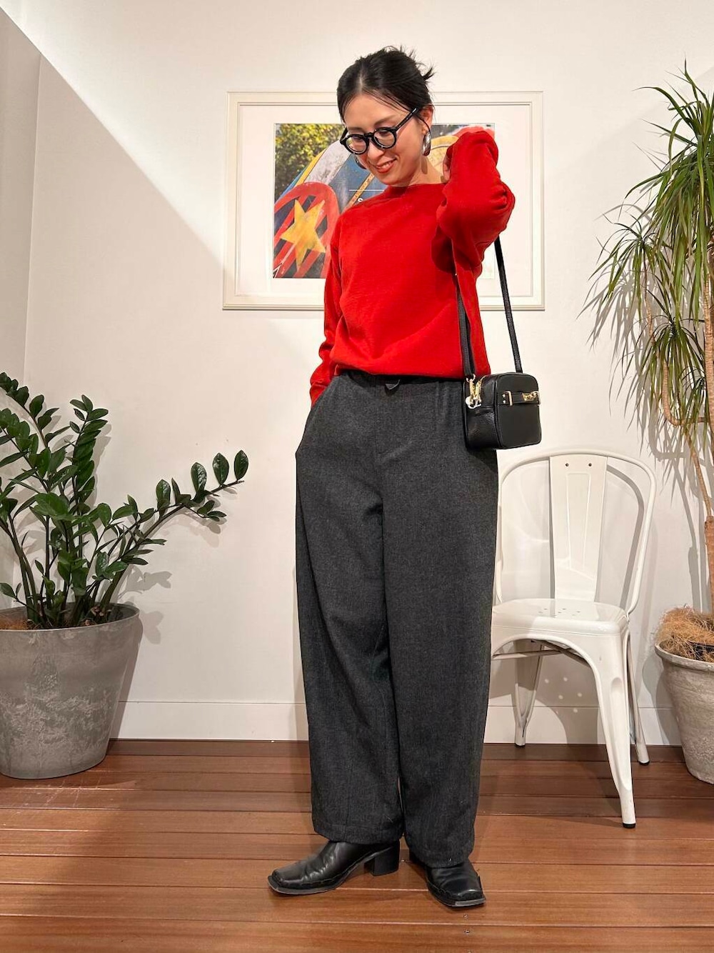 「シンプル、大人カジュアル、ママコーデ、シンプルコーデ、アラフォーコーデ、楽ちん、30代コーデ、高身長、アラフォー、イエベ、骨格ナチュラル、ママの体型カバー_骨盤、ママの体型カバー、スタッフのこれ買いました、飲み会コーデ」｜「URBAN RESEARCH DOORSの『UR TECH 200日ニット』スウェットライクプルオーバー（ニット/セーター、レッド系）」を使った、横内さん（レディース・164cm）の冬コーディネートの1枚目の写真