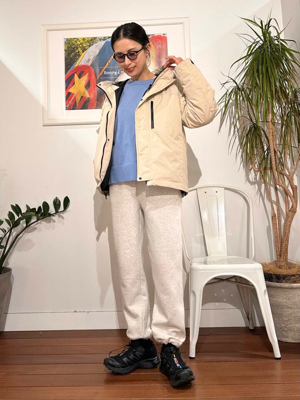 ベージュ系のダウンジャケット/コート、ブルー系のニット/セーター、ベージュ系のその他パンツを着用したレディースの秋コーディネートの1枚目の写真