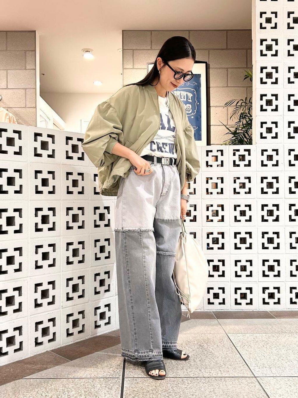 「シンプル、大人カジュアル、ママコーデ、アラフォーコーデ、楽ちん、30代コーデ、高身長、アラフォー、イエベ、骨格ナチュラル、ママの体型カバー_骨盤、ママの体型カバー、春アウターコーデ、イエベ×骨格ナチュラル」｜「URBAN RESEARCH Sonny Labelのエンボスロゴナップサック（バックパック/リュック、ホワイト系）」を使った、横内さん（レディース・164cm）の春コーディネートの1枚目の写真
