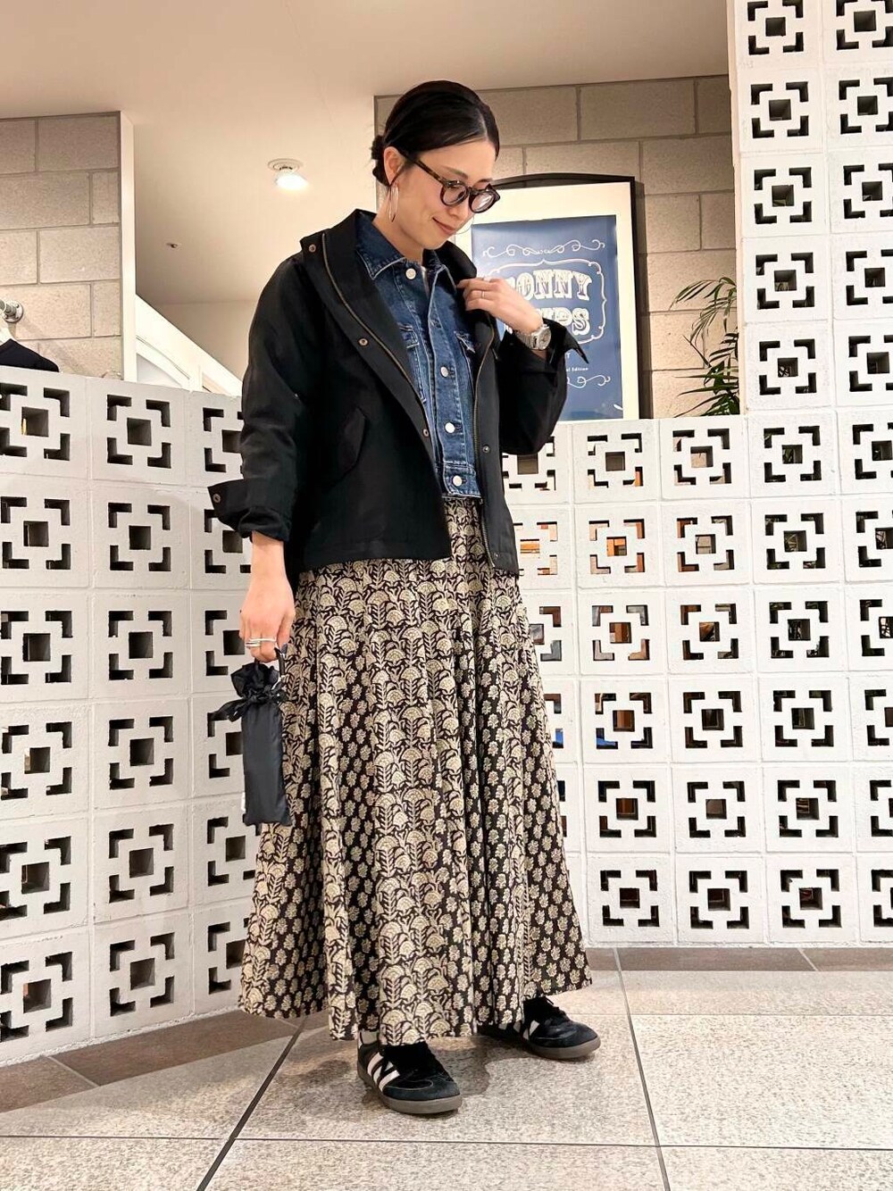 「大人カジュアル、ママコーデ、楽ちん、30代コーデ、高身長、アラフォー、骨格ナチュラル、ママの体型カバー_骨盤、ママの体型カバー、春アウターコーデ、イエベ×骨格ナチュラル」｜「Healthy denimのHealthy DENIM　Dates（デニムジャケット、ブルー系）」を使った、横内さん（レディース・164cm）の春コーディネートの1枚目の写真