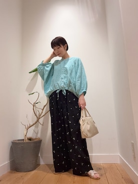 「URBAN RESEARCH DOORS（アーバンリサーチドアーズ）のフラワー刺繍イージーパンツ（その他パンツ、ブラック系）」を使った、abeさん（レディース・158cm）の春コーディネート