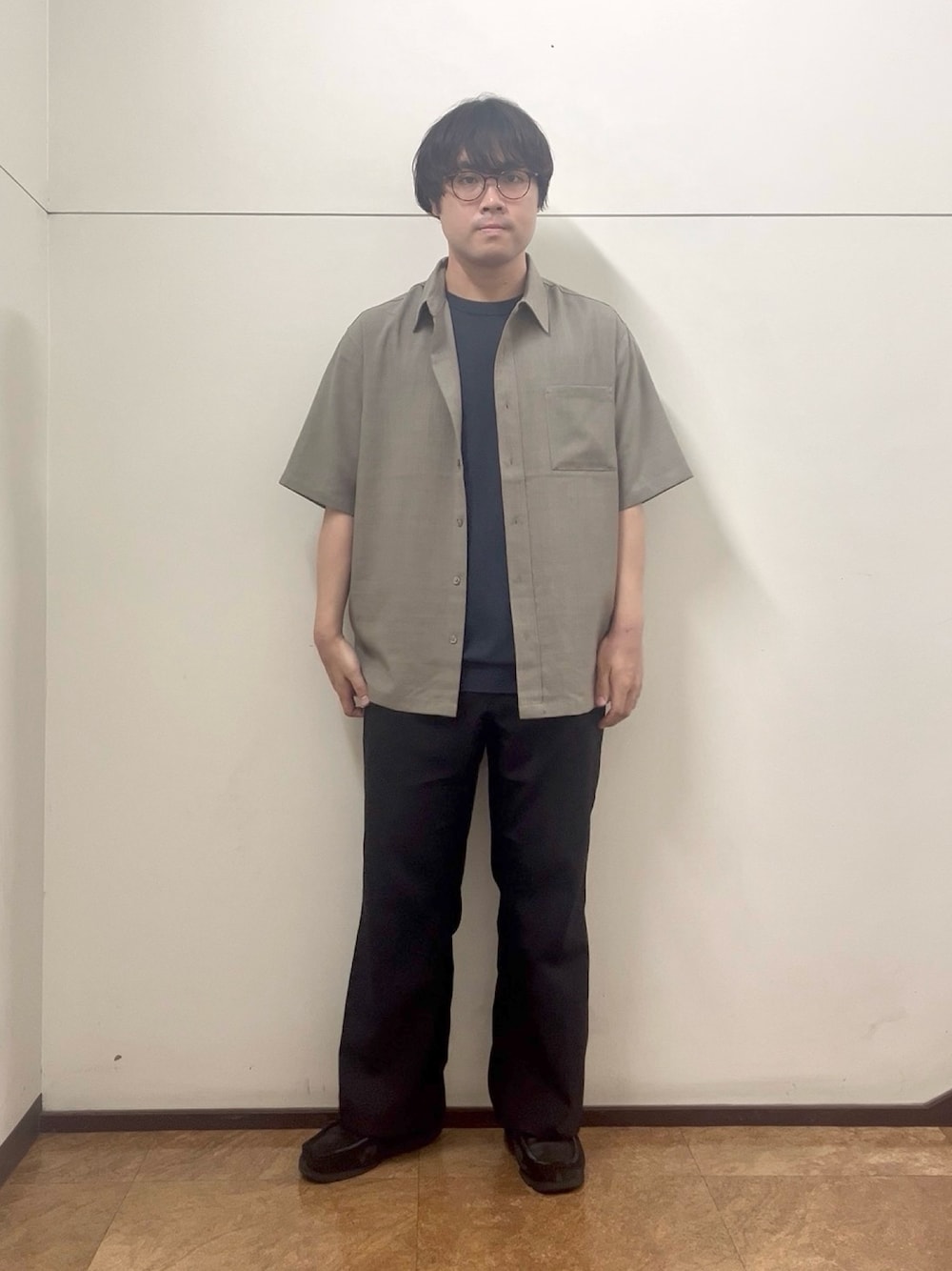 ベージュ系のシャツ/ブラウスを着用したメンズの夏コーディネートの1枚目の写真