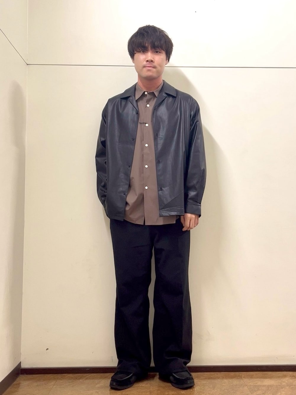 ブラック系のシャツ/ブラウスを着用したメンズの秋コーディネートの1枚目の写真
