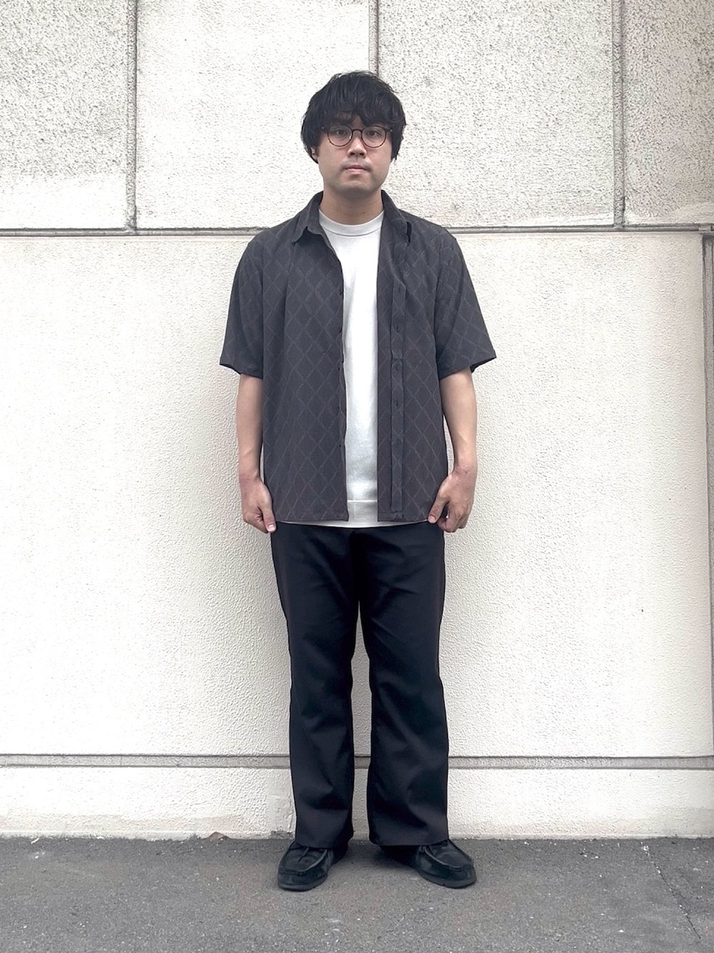 グレー系のシャツ/ブラウスを着用したメンズの夏コーディネートの1枚目の写真
