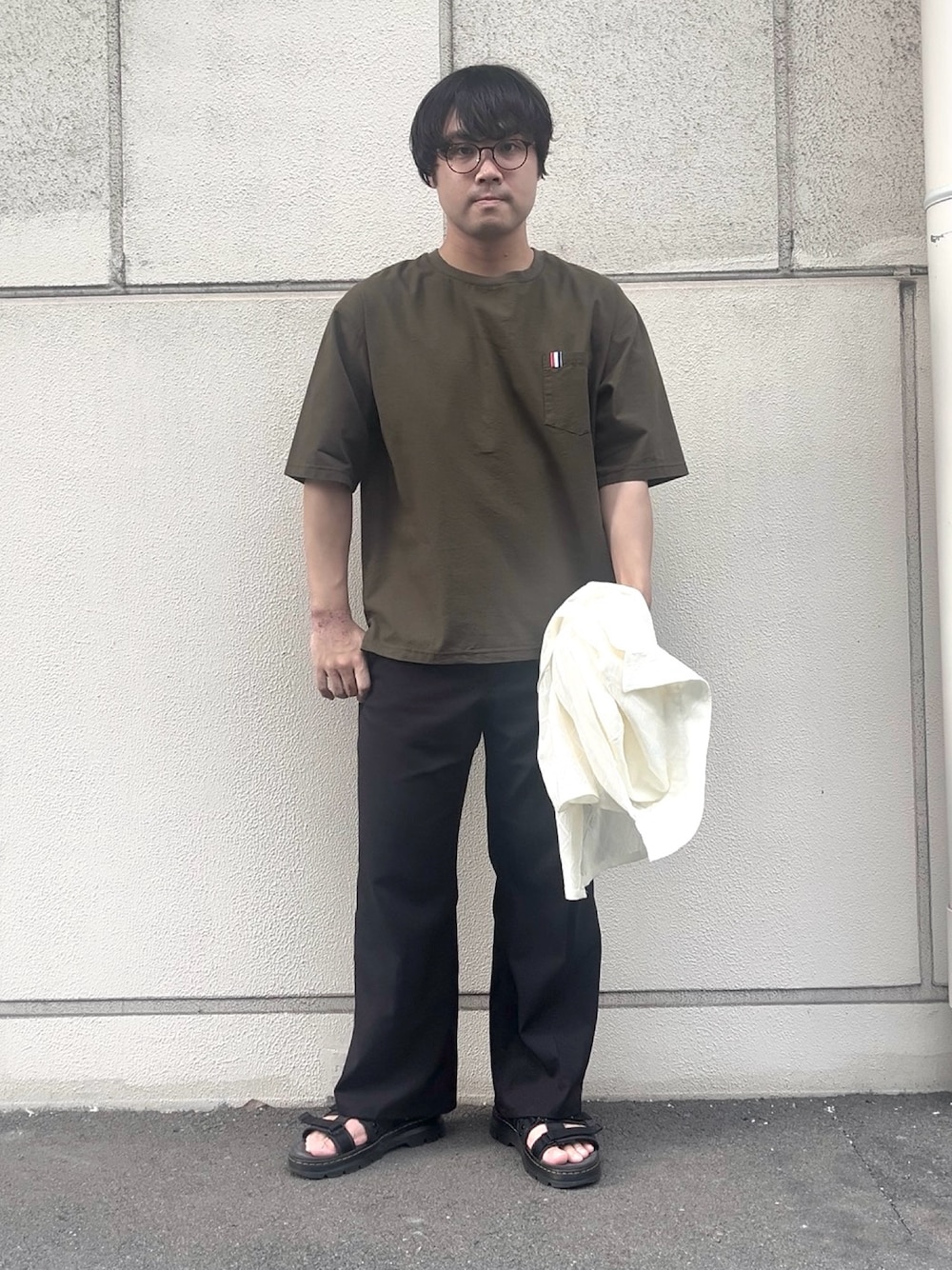 グリーン系のTシャツ/カットソー、ホワイト系のシャツ/ブラウスを着用したメンズの夏コーディネートの1枚目の写真