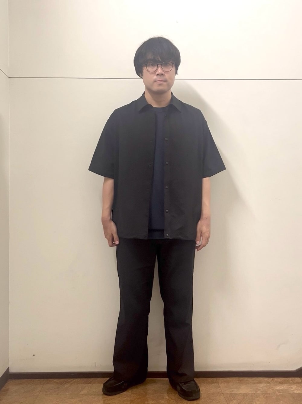 ブラック系のシャツ/ブラウスを着用したメンズの夏コーディネートの1枚目の写真