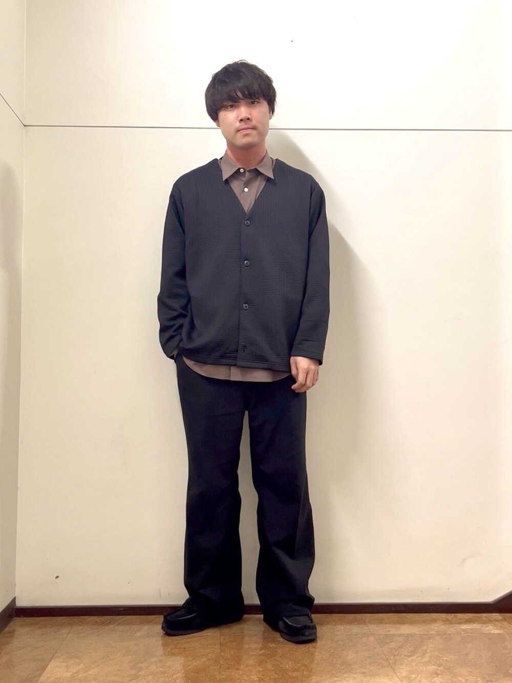 ブラック系のカーディガン/ボレロを着用したメンズの秋コーディネートの1枚目の写真