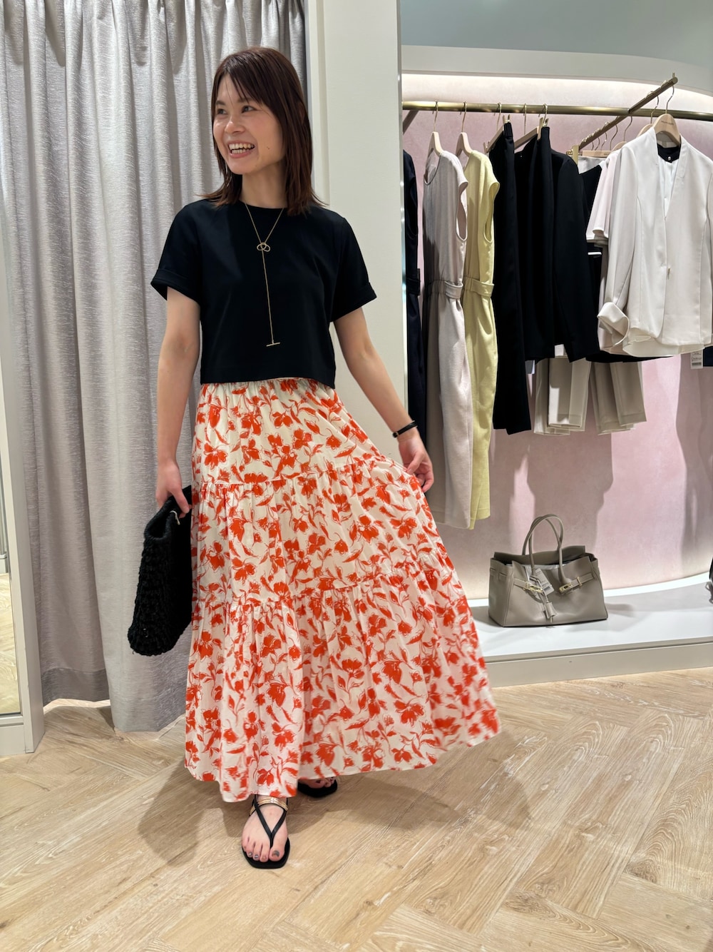 「フラワープリント、ショート丈、Tシャツ、サンダル、黒Tシャツ、30代コーデ、旅行コーデ、ママコーデ」｜「NOLLEY’S Sophiのアートフラワーティアードスカート（スカート、オレンジ系）」を使った、SHIHOさん（レディース・162cm）の夏コーディネートの1枚目の写真