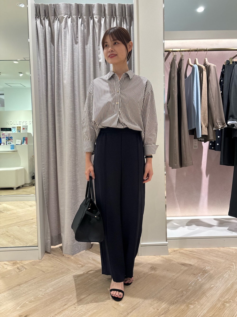 ブルー系のその他パンツ、ブラウン系のシャツ/ブラウス、ブラック系のショルダーバッグを着用したレディースの秋コーディネートの1枚目の写真