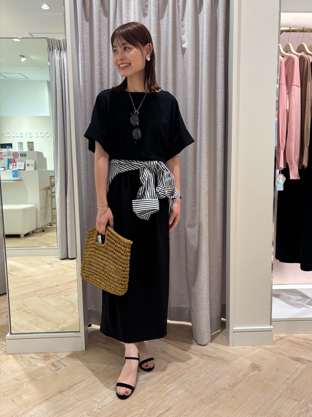 ブラック系のスカート、ブラック系のシャツ/ブラウス、ブルー系のシャツ/ブラウスを着用したレディースの夏コーディネートの1枚目の写真