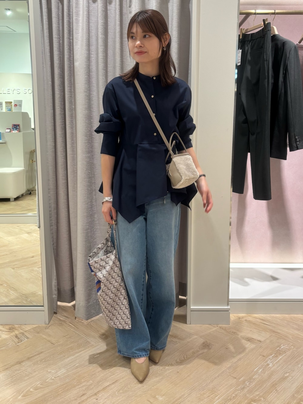 ブルー系のデニムパンツ、ブルー系のショルダーバッグ、ブルー系のシャツ/ブラウスを着用したレディースの秋コーディネートの1枚目の写真