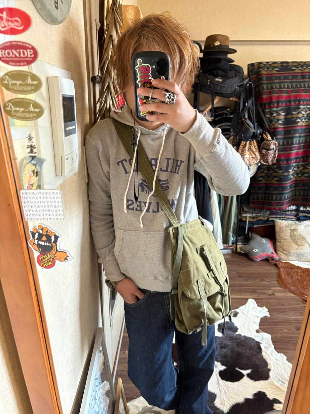 「ウェアハウスのアイテム（パーカー、グレー系）」を使った、jimu14madさん（メンズ・173cm）の春コーディネートの1枚目の写真