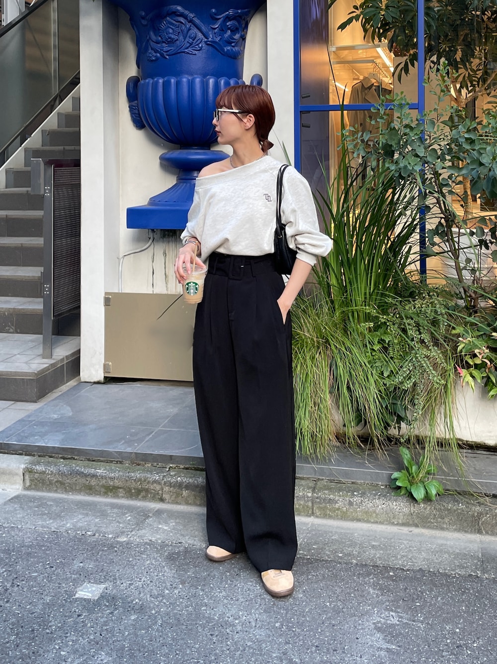 「秋コーデ、スウェット、ハイウエストパンツ」｜「Thevonのベルト付きハイウエストタックパンツ（スラックス、ブラック系）」を使った、aimiさん（レディース・162cm）の秋コーディネートの1枚目の写真