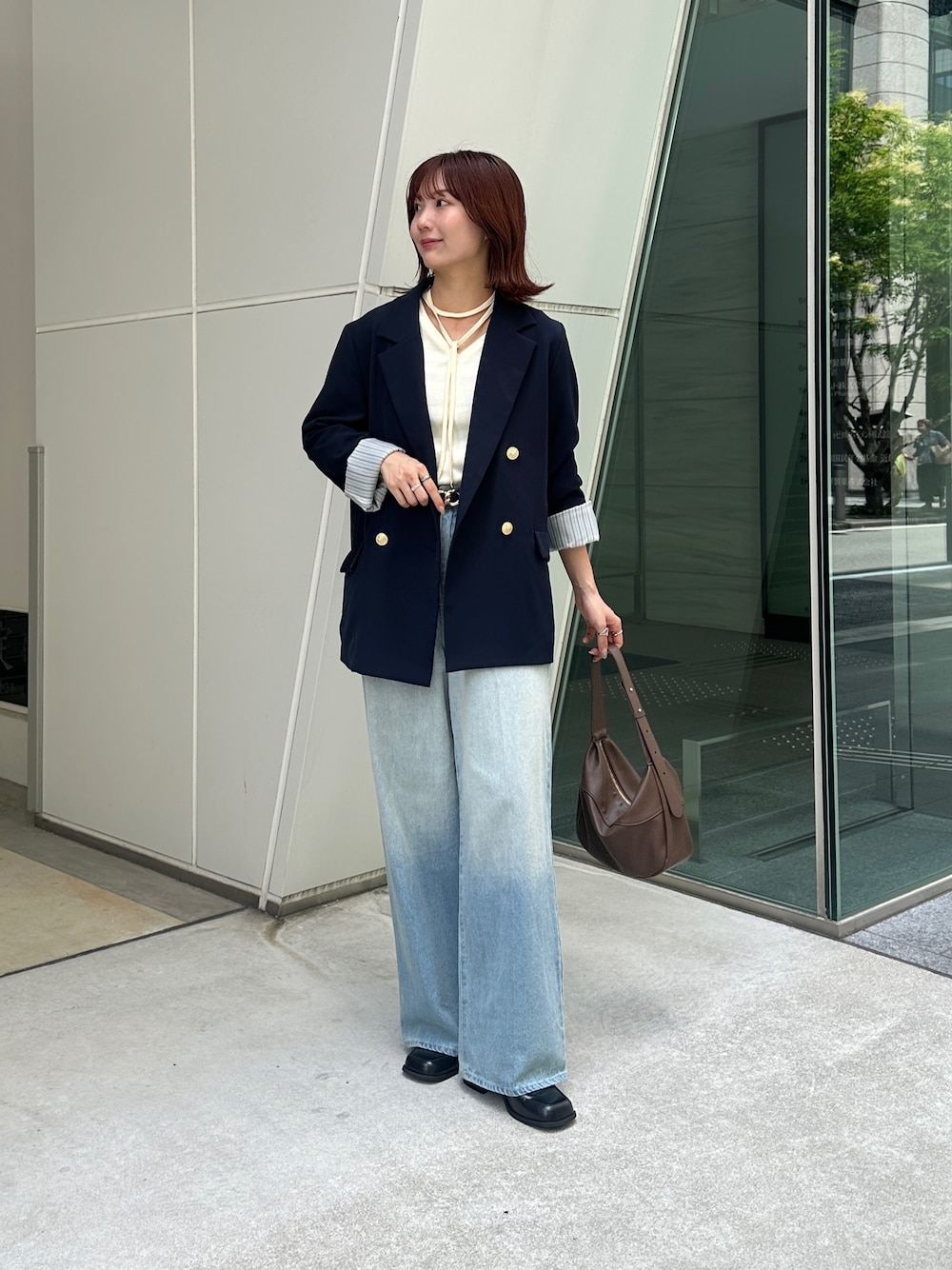 ブルー系のテーラードジャケット、ホワイト系のTシャツ/カットソー、ブルー系のその他パンツを着用したレディースの夏コーディネートの1枚目の写真