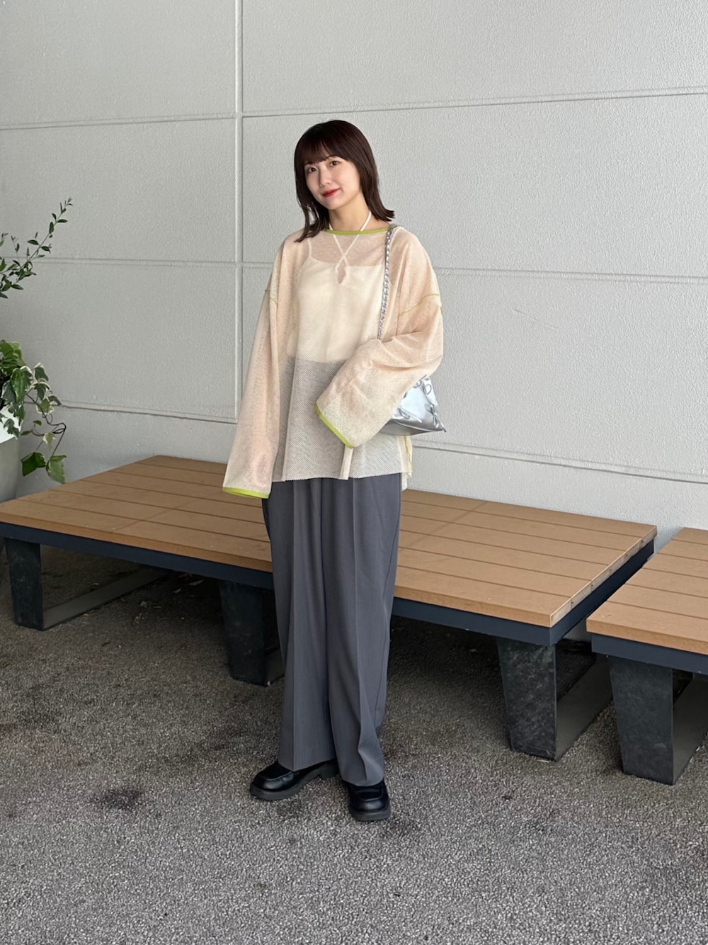 「春ファッション、大人カジュアル、パンツスタイル、お出かけコーデ、ゆるコーデ、キレイめカジュアル、オトナカワイイ、トレンドコーデ、メッシュニット、スラックス、春コーデ、グリーンコーデ、スラックスコーデ、ローファー、リボンバッグ」｜「CPCMのカップ付きクロスデザインキャミインナー（キャミソール、ホワイト系）」を使った、aimiさん（レディース・162cm）の春コーディネートの1枚目の写真