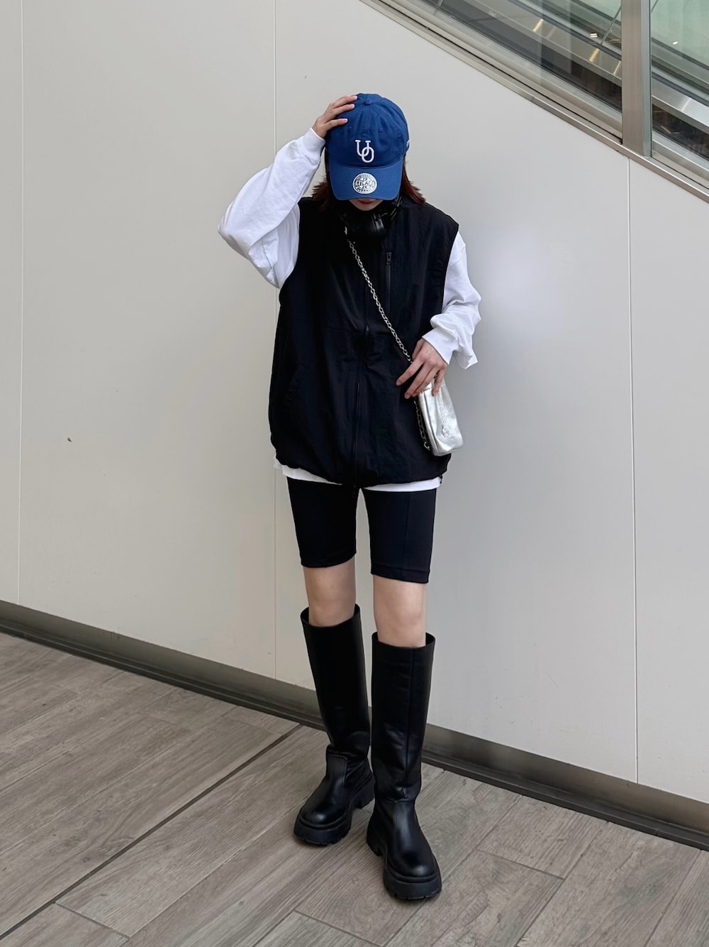 「春ファッション、パンツスタイル、お出かけコーデ、カジュアルスタイル、モノトーン、春コーデ、トレンドコーデ、韓国ファッション、韓国コーデ、スポーティーMIX、スポーティ、ブルーコーデ、キャップ、メンズライク」｜「CPCMのアイテム（ジャケット/アウター、ブラック系）」を使った、aimiさん（レディース・162cm）の春コーディネートの1枚目の写真