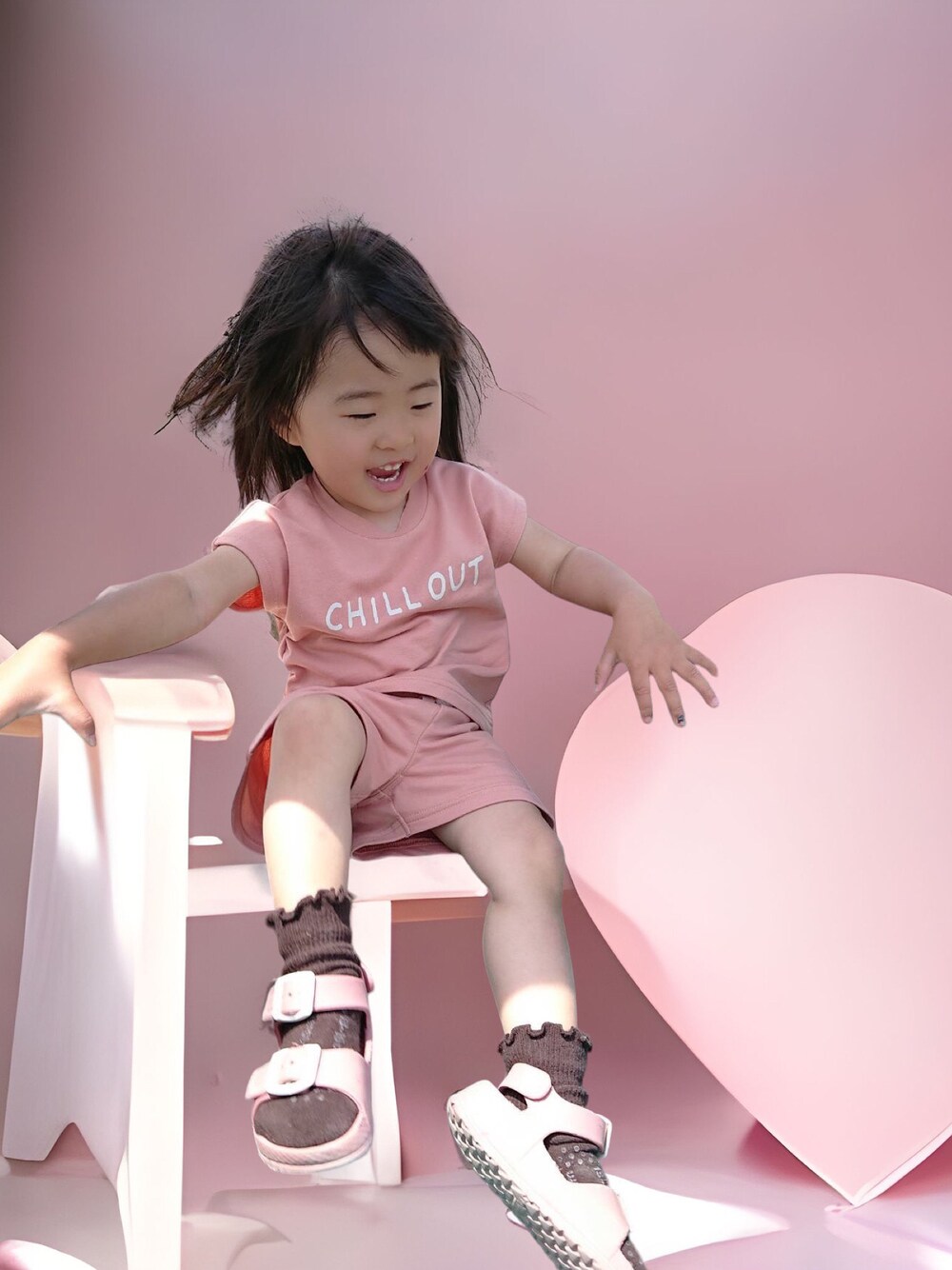 「ピンク、セットアップ、カジュアルコーデ、春服みてみて、ootd、サンダル、ワントーンコーデ、ピンクコーデ、ガーリーカジュアル、プチプラ、スウェット、春コーデ、韓国子供服、春服、女の子」｜「Birthdayのアイテム（セットアップ、ピンク系）」を使った、masakazusandayoさん（キッズ・90cm）の春コーディネートの1枚目の写真