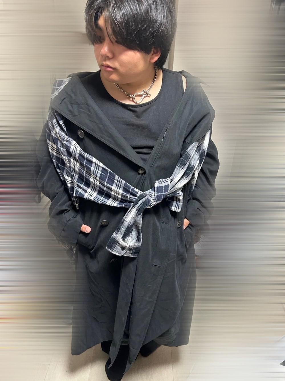 「ロングコート、メンズコーデ、古着、冬コーデ、デートコーデ」｜「usedのアイテム（トレンチコート、ブラック系）」を使った、ひろむ (22)さん（メンズ・161cm）の秋コーディネートの1枚目の写真