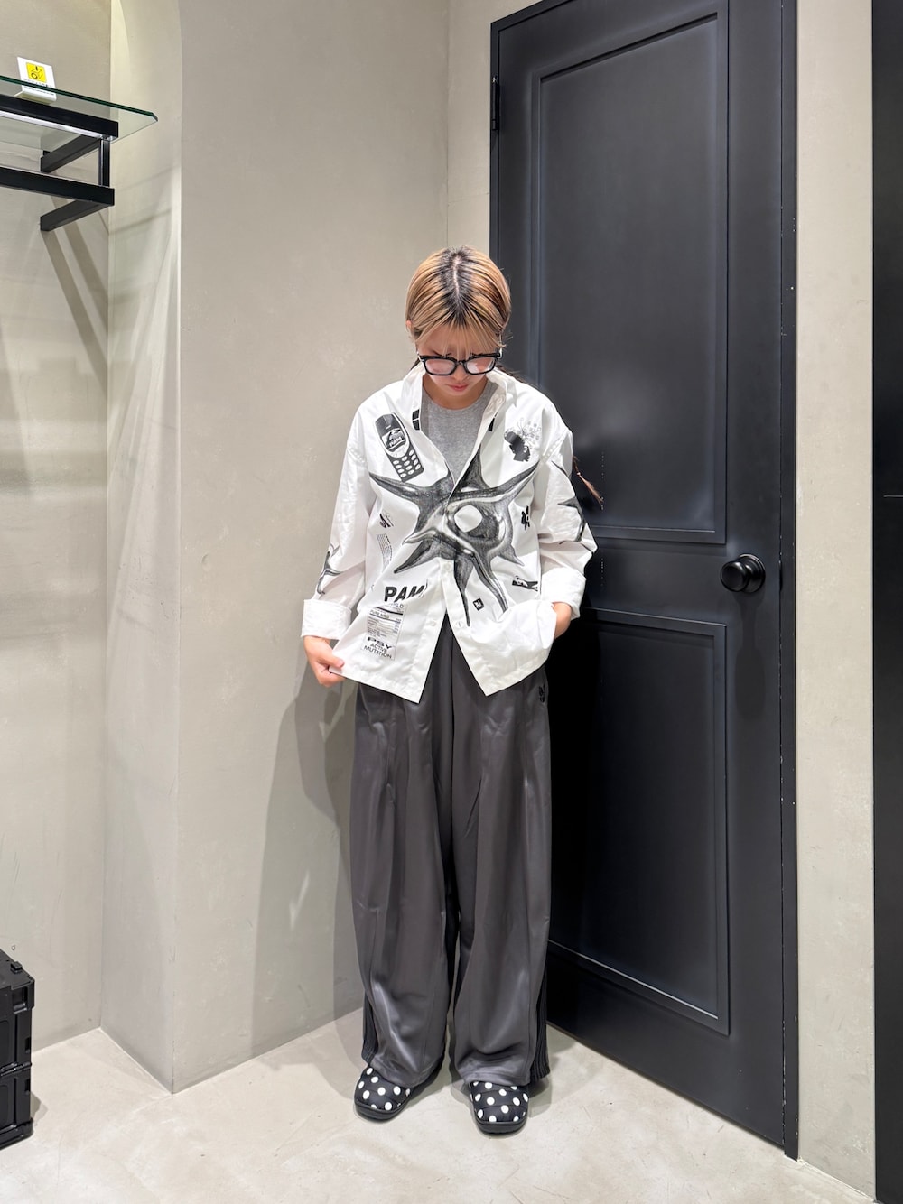 その他のスニーカーを着用したレディースの秋コーディネートの1枚目の写真