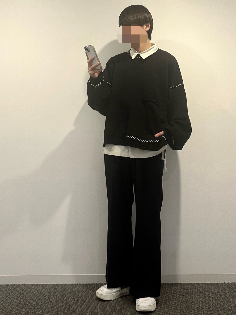 ブラック系のスラックス、ブラック系のニット/セーター、ベージュ系のシャツ/ブラウスを着用したメンズの秋コーディネートの1枚目の写真