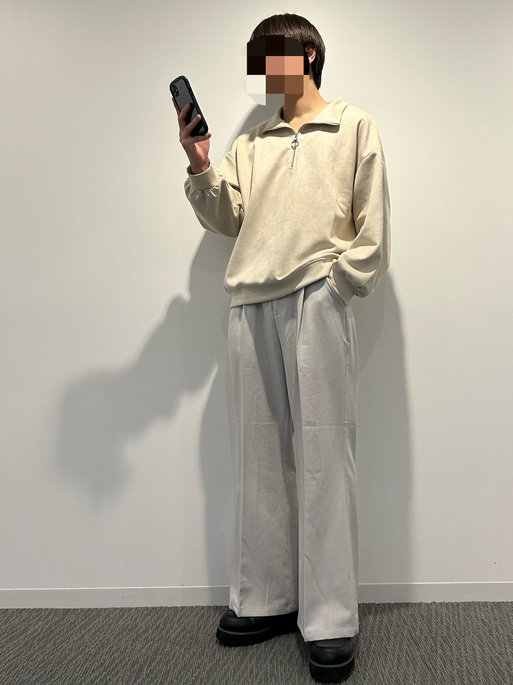 「ファッションを楽しもう、シンプルコーデ、メンズコーデ、秋服、おしゃれさんと繋がりたい、オトナカジュアル、秋服コーデ、淡色コーデ、ハーフジップ、スラックス、革靴、スウェード、デートコーデ、大学生コーデ、カフェ」｜「cussilの【cussil】TRストレッチルーズシルエットフレアパンツ（スラックス、グレー系）」を使った、よかぜ。さん（メンズ・173cm）の秋コーディネートの1枚目の写真