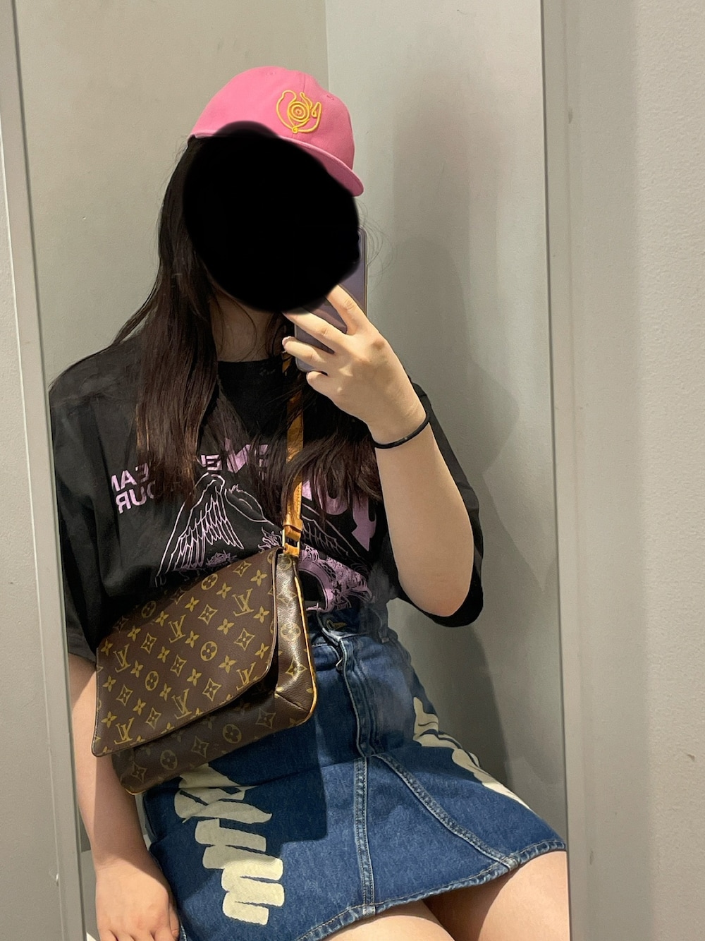 ブラウン系のショルダーバッグ、ブルー系のスカート、グレー系のTシャツ/カットソーを着用したレディースの夏コーディネートの1枚目の写真