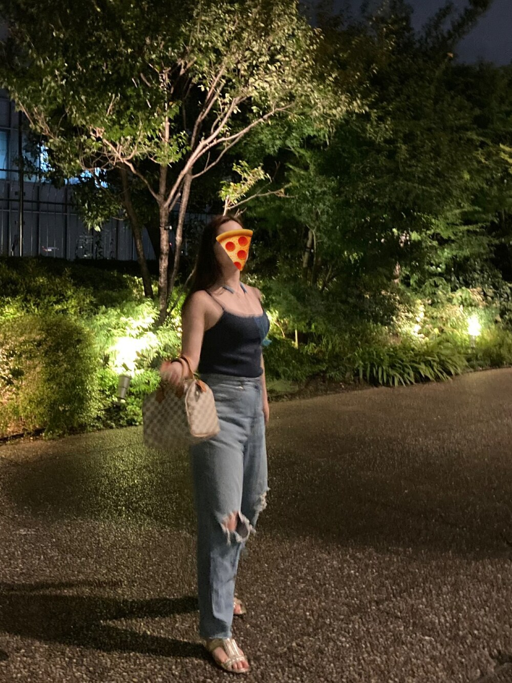 ブルー系のデニムパンツ、ブルー系のタンクトップ、ゴールド系のサンダルを着用したレディースの夏コーディネートの1枚目の写真