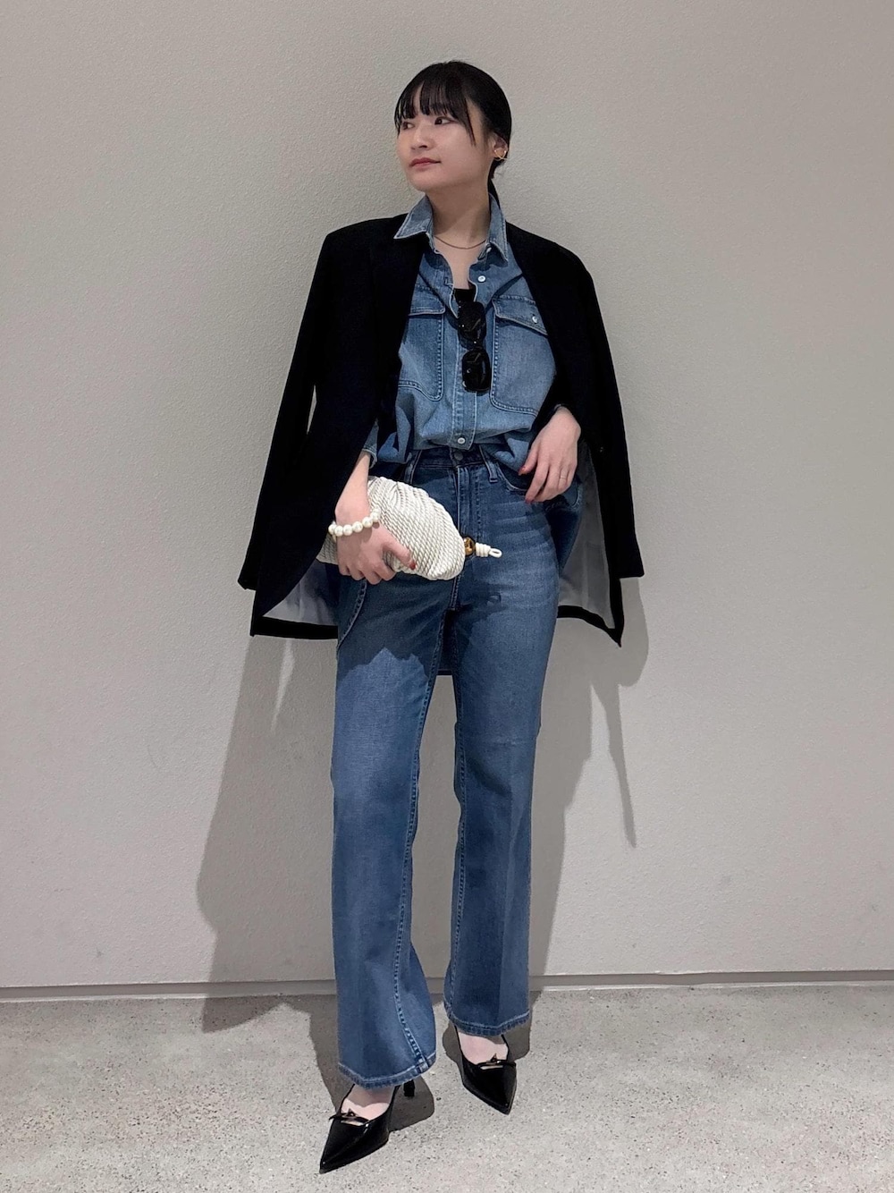 「デニム、初春コーデ、春コーデ、お出かけコーデ、女子会コーデ、大人カジュアル、パンツスタイル、ヘルシーコーデ、ROPÉ、ウェーブ、ブルべ夏、敏感、ジャケット/アウター、テーラードジャケット、バッグ」｜「ROPE'のベルトトップヒールパンプス（パンプス、ブラック系）」を使った、AYAさん（レディース・158cm）の冬コーディネートの1枚目の写真