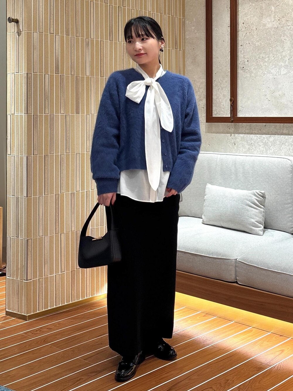 「ブルー、ボウタイ、カシミヤ、フォックス、秋コーデ、デートコーデ、お出かけコーデ、女子会コーデ、レイヤード、スカートスタイル、きれいめコーデ、ROPÉ、ウェーブ、ブルべ夏、敏感」｜「ROPE'のボウタイブラウス（シャツ/ブラウス、ホワイト系）」を使った、AYAさん（レディース・158cm）の秋コーディネートの1枚目の写真