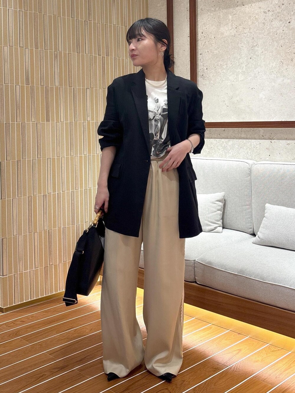 「初春コーデ、春コーデ、推し活コーデ、女子会コーデ、大人カジュアル、パンツスタイル、モノトーンコーデ、ROPÉ、ウェーブ、ブルべ夏、敏感、トップス、Tシャツ/カットソー、ジャケット/アウター、テーラードジャケット」｜「SALON adam et rope'のオーガニックコットンダブルガーゼジャケット（テーラードジャケット、ブラック系）」を使った、AYAさん（レディース・158cm）の春コーディネートの1枚目の写真