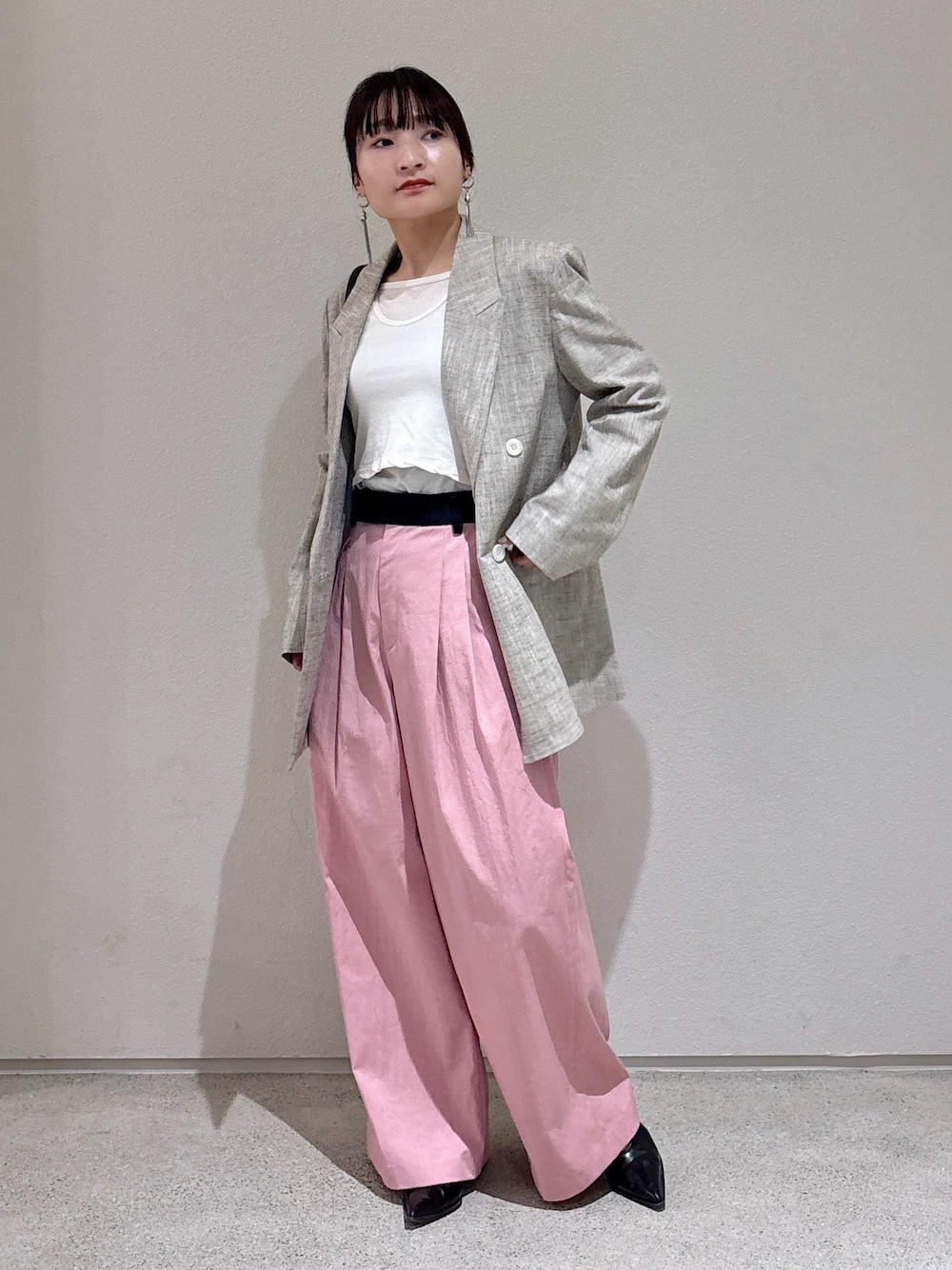 「EMOELLE、初春コーデ、春コーデ、お出かけコーデ、女子会コーデ、モード、パンツスタイル、きれいめコーデ、ROPÉ、ウェーブ、ブルべ夏、敏感、トップス、Tシャツ/カットソー、ジャケット/アウター」｜「ADAM ET ROPE'のMOL Rollバッグ（ショルダーバッグ、ブラック系）」を使った、AYAさん（レディース・158cm）の春コーディネートの1枚目の写真