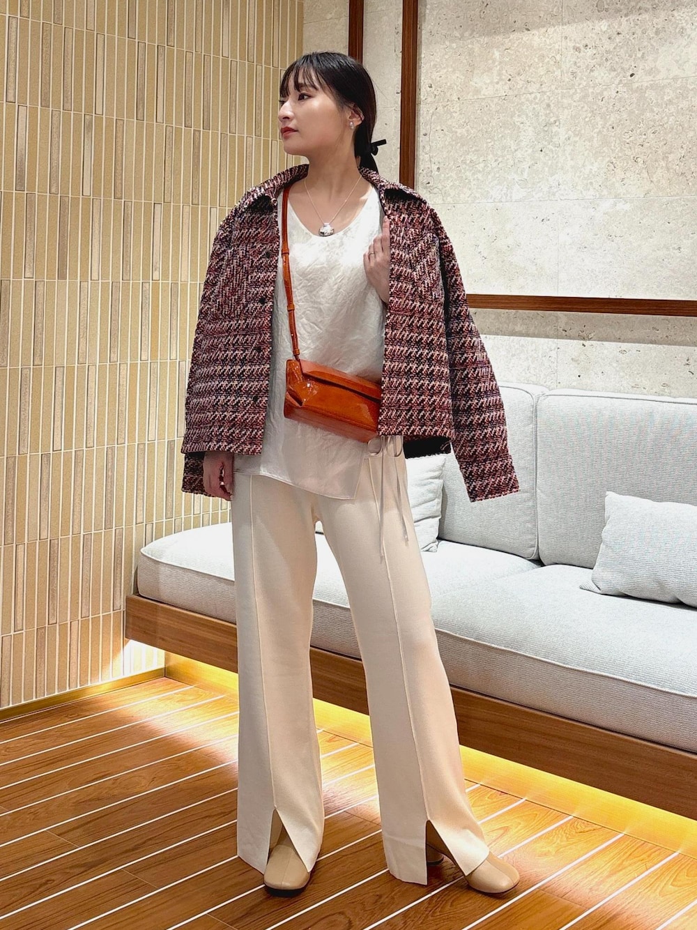 「スリットパンツ、ブラウン、ショルダーバッグ、ミニ、オレンジ、ホワイト、ジャケット、チェック、ツイード、十分丈、スリット、裾スリット、ブーツ、ヒール、初秋コーデ」｜「SALON adam et rope'のブライトラップノースリーブプルオーバー【セットアップ対応】（Tシャツ/カットソー、ホワイト系）」を使った、AYAさん（レディース・158cm）の秋コーディネートの1枚目の写真