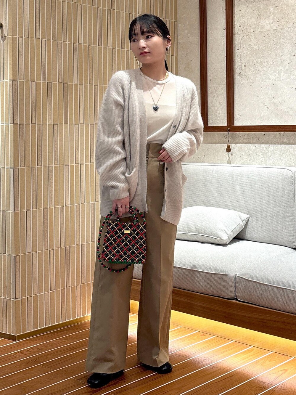 「ベロア、ベージュ、初冬コーデ、冬コーデ、女子会コーデ、大人カジュアル、パンツスタイル、シンプルコーデ、ベーシック、ROPÉ、ウェーブ、ブルべ夏、敏感、トップス、Tシャツ/カットソー」｜「SALON adam et rope'のフォックスウール片畦Vネックニットカーディガン（カーディガン/ボレロ、ホワイト系）」を使った、AYAさん（レディース・158cm）の秋コーディネートの1枚目の写真